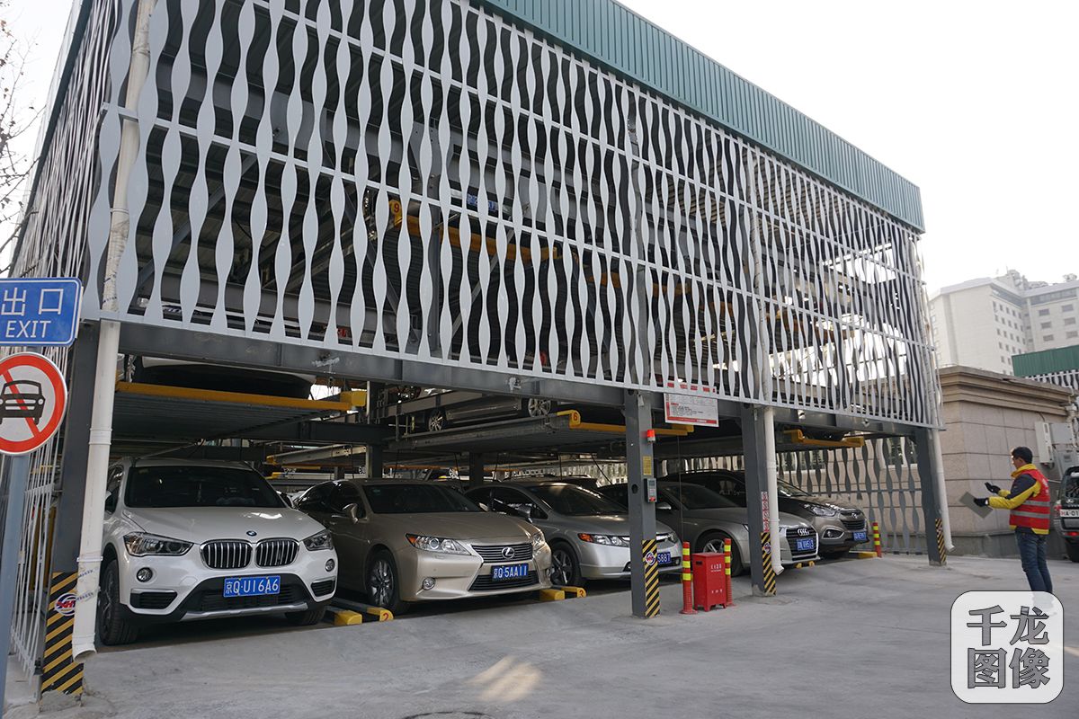 北京市建国门街道启用立体停车楼 推行差异化