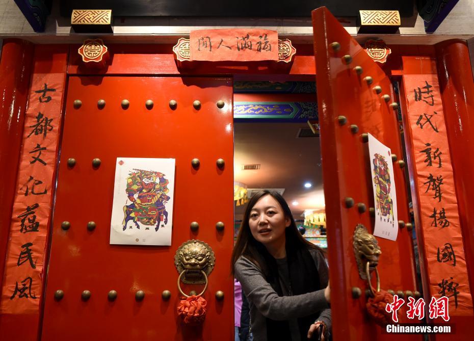 1月27日，由文化和旅游部恭王府博物馆和中国文化传媒集团主办的“年画重回春节”系列活动在北京老舍茶馆拉开序幕，图为一名市民走出活动现场。中新社记者 侯宇 摄