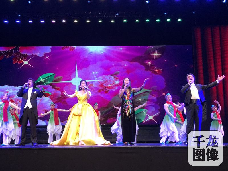 颂今中国风演唱会唱响新加坡 冰糖葫芦向狮城观众拜年