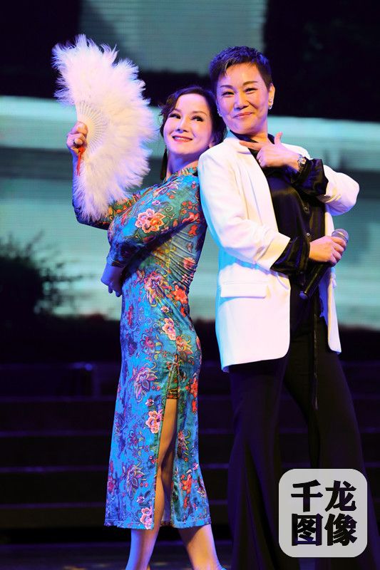 颂今中国风演唱会唱响新加坡 冰糖葫芦向狮城观众拜年