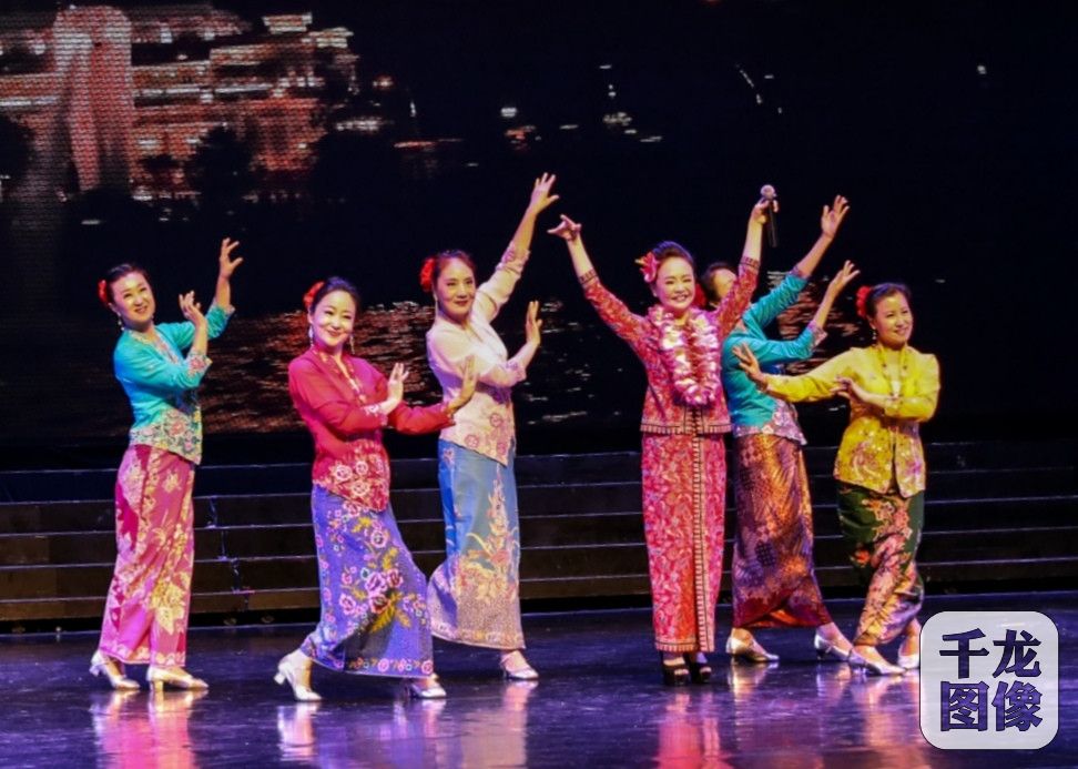 颂今中国风演唱会唱响新加坡 冰糖葫芦向狮城观众拜年