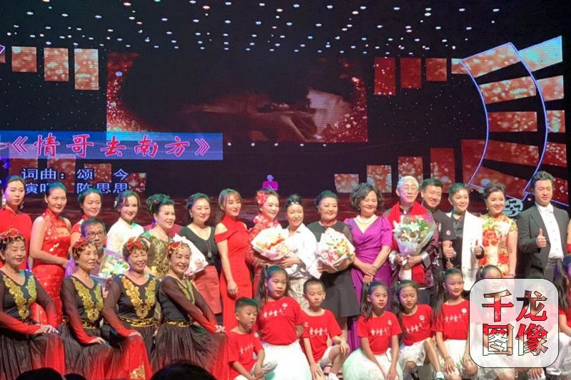 颂今中国风演唱会唱响新加坡 冰糖葫芦向狮城观众拜年
