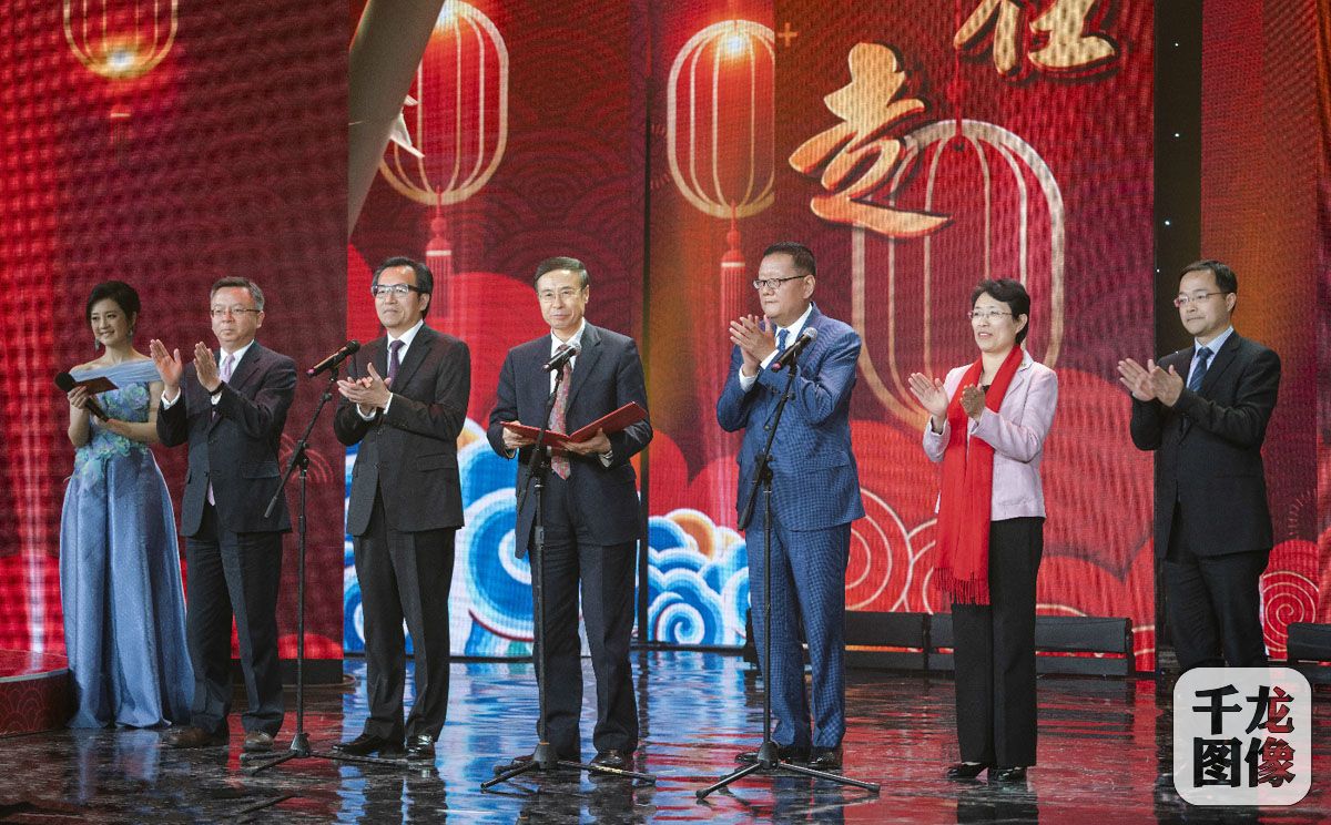 全国政协常委、凤凰卫视董事局主席、行政总裁刘长乐和中国侨联领导(摄影相飞田)