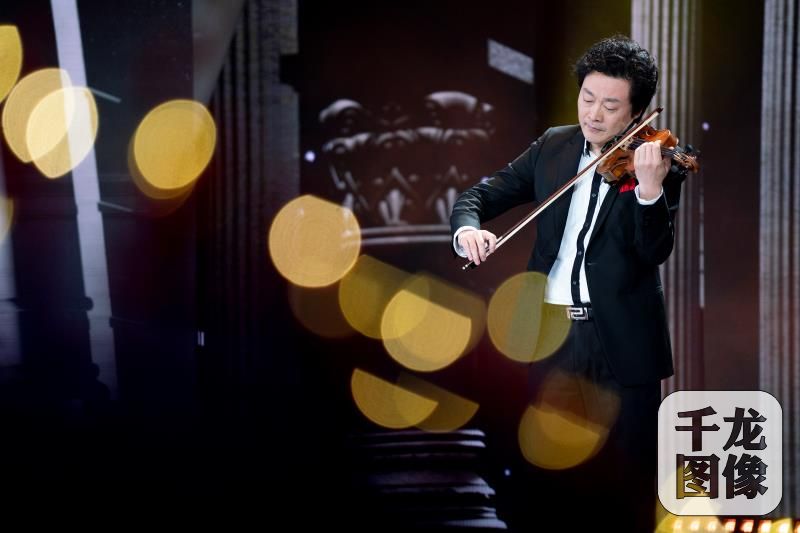 著名小提琴家吕思清演奏摄影相飞田