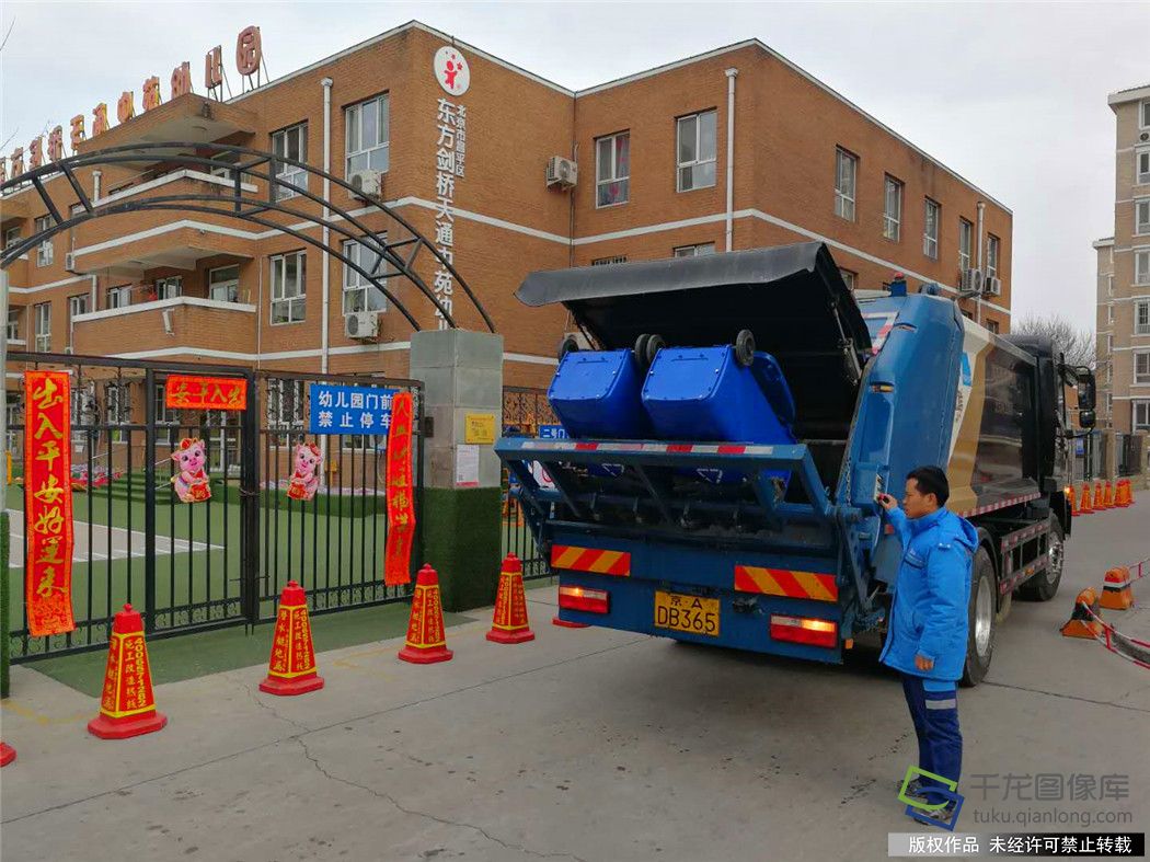 2月3日清晨，北京环卫集团“回天地区”项目部职工正在清运社区垃圾。