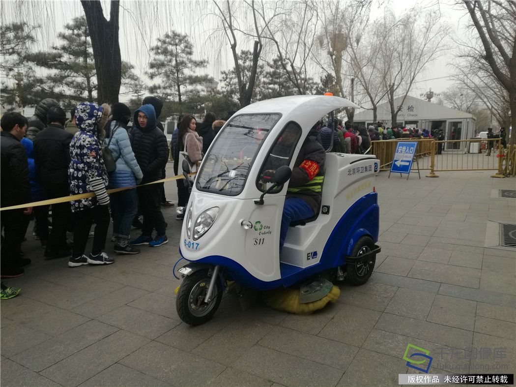 春节期间，北京环卫集团北京机扫公司天安门环境服务中心将加大对金水桥前、安检口等区域的清扫保洁作业力度和巡查频次。1