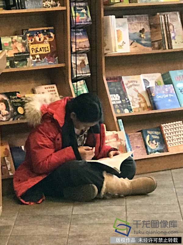 训练间歇，图书馆读书的赵晗羽。千龙网发 赵晗羽本人供图