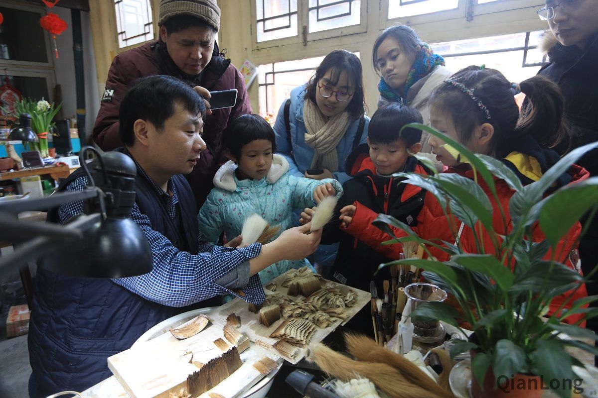 2019年的厂甸庙会有别于其他热闹的北京庙会,古色古韵的文房四宝、宁静优雅的书画品鉴将为首都市民带来一场别样的文化庙会。在庙会期间,市民可以品读中国书店古籍、欣赏戴月轩湖笔制作、鉴赏荣宝斋木版印刷等传统文化活动。1