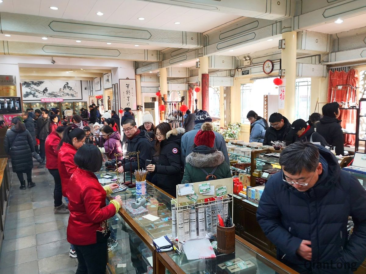 2019年的厂甸庙会有别于其他热闹的北京庙会，古色古韵的文房四宝、宁静优雅的书画品鉴将为首都市民带来一场别样的文化庙会。在庙会期间，市民可以品读中国书店古籍、欣赏戴月轩湖笔制作、鉴赏荣宝斋木版印刷等传统文化活动。2