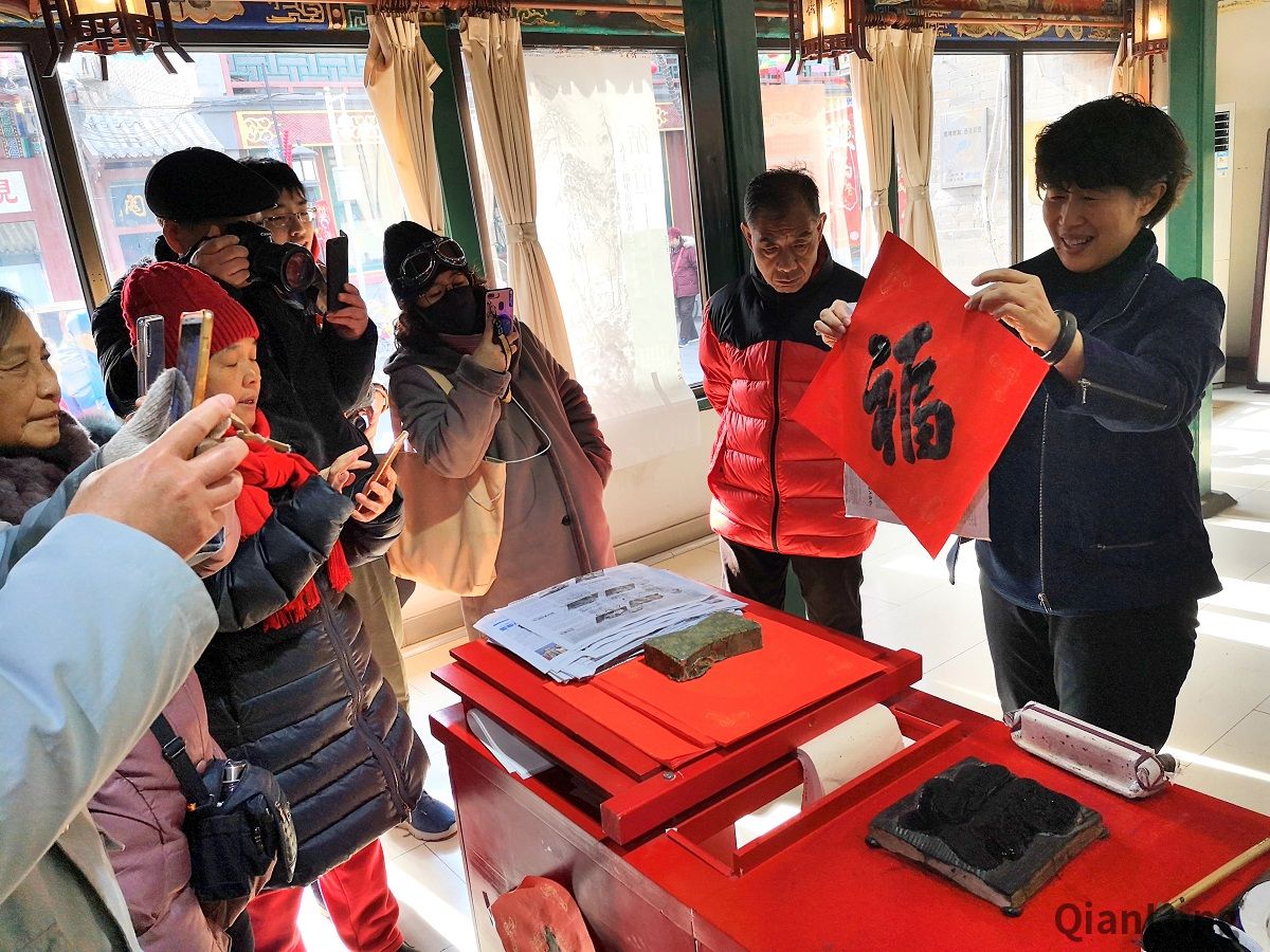 2019年的厂甸庙会有别于其他热闹的北京庙会，古色古韵的文房四宝、宁静优雅的书画品鉴将为首都市民带来一场别样的文化庙会。在庙会期间，市民可以品读中国书店古籍、欣赏戴月轩湖笔制作、鉴赏荣宝斋木版印刷等传统文化活动。3