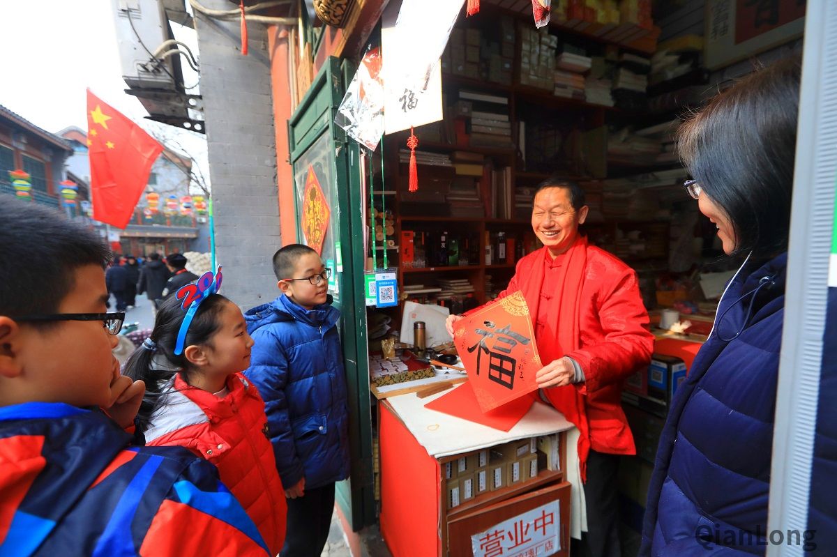 2019年的厂甸庙会有别于其他热闹的北京庙会，古色古韵的文房四宝、宁静优雅的书画品鉴将为首都市民带来一场别样的文化庙会。在庙会期间，市民可以品读中国书店古籍、欣赏戴月轩湖笔制作、鉴赏荣宝斋木版印刷等传统文化活动。5