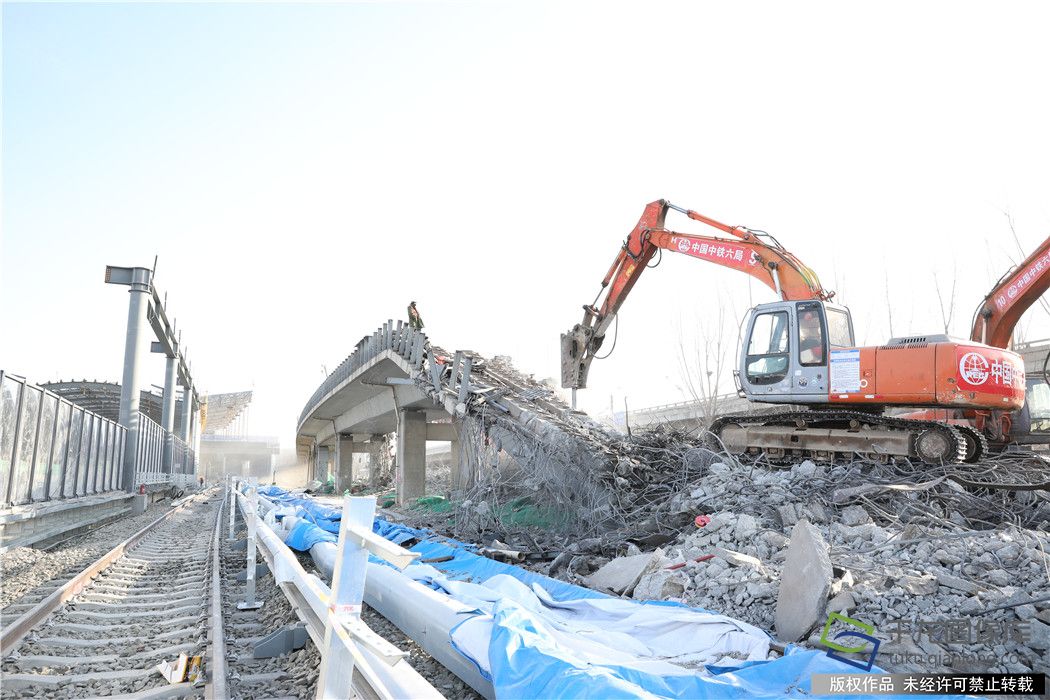 2019年2月10日（正月初六）至2月16日（正月十二），13号线西直门站至回龙观站（以下简称西段）停止运营，列车运行区段临时变更为东直门站至回龙观站（以下简称东段）；西直门站至龙泽站各站停止进出站，西二旗站、知春路站、西直门站停止与13号线间的换乘。图为13号线清河站加站轨道拨接工程施工现场，通讯员摄 千龙网发