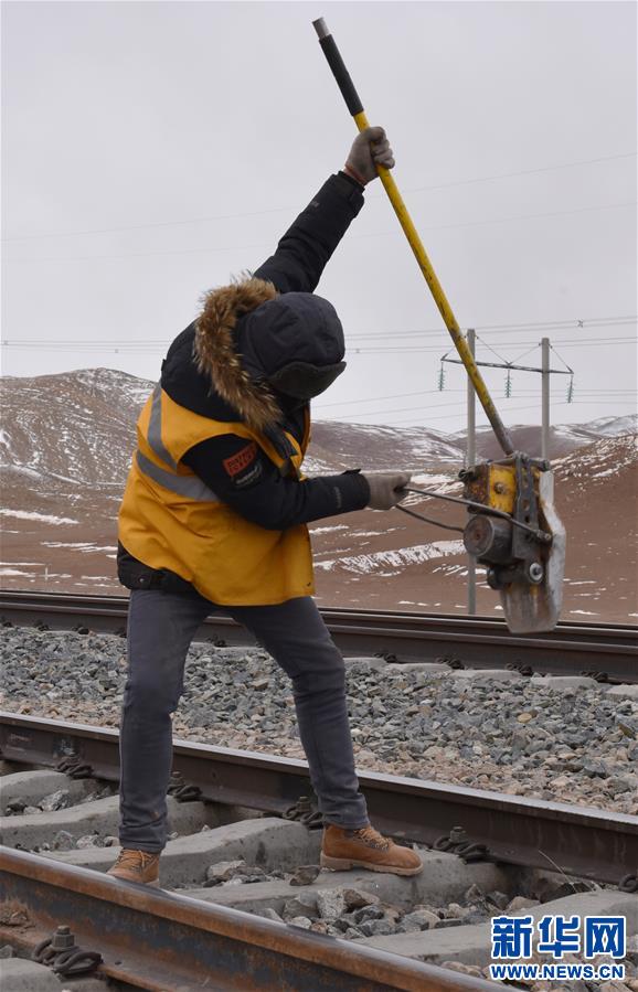 （新华全媒头条&middot;图文互动）（4）他们是比钢铁还硬的汉子&mdash;&mdash;天路之巅看不见的&ldquo;轨枕&rdquo;