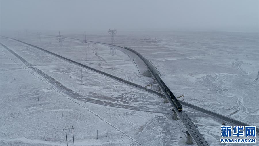 （新华全媒头条&middot;图文互动）（1）他们是比钢铁还硬的汉子&mdash;&mdash;天路之巅看不见的&ldquo;轨枕&rdquo;