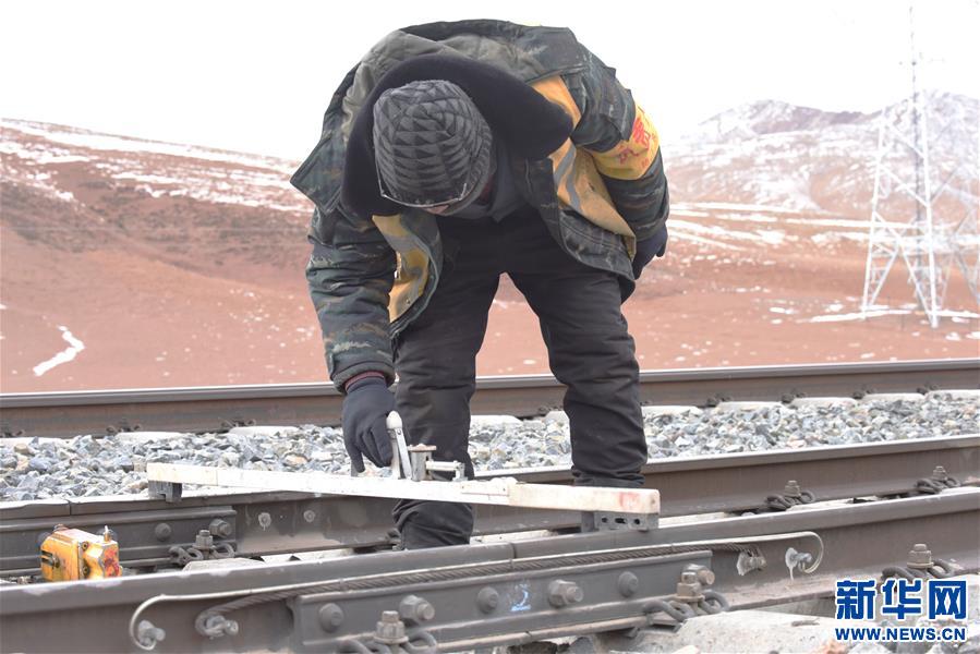 （新华全媒头条&middot;图文互动）（6）他们是比钢铁还硬的汉子&mdash;&mdash;天路之巅看不见的&ldquo;轨枕&rdquo;