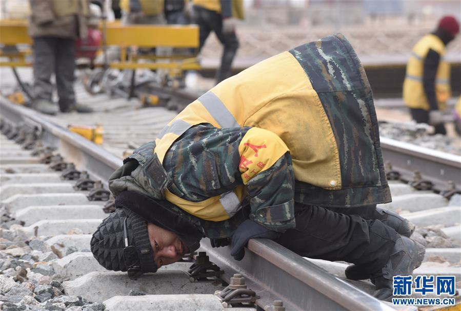 （新华全媒头条&middot;图文互动）（7）他们是比钢铁还硬的汉子&mdash;&mdash;天路之巅看不见的&ldquo;轨枕&rdquo;