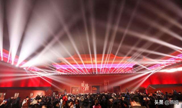 上元之夜的灯火，照亮城市的灵魂！ 600岁的紫禁城，在灯光中让人感受到传统脉搏、看到未来方向；3000多年建城史、800多年建都史的北京城，在灯光的触摸中延续文脉。