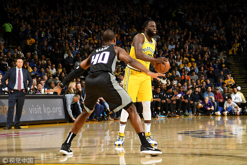 格林持球找队友