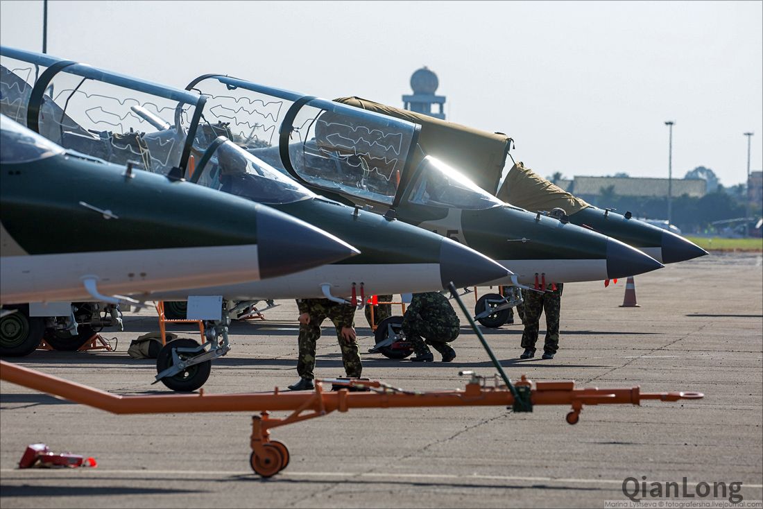 05.雅克-130战斗机的飞控系统可以通过调整从