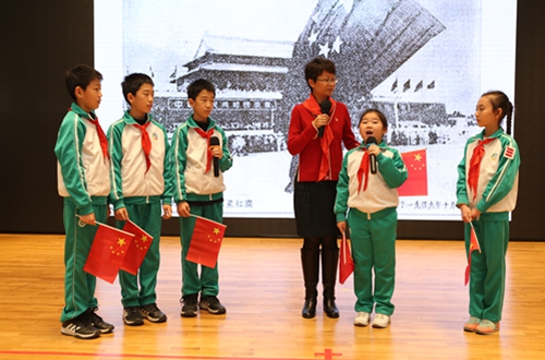 书记给队员讲微队课,讲述第一面五星红旗照片的故事