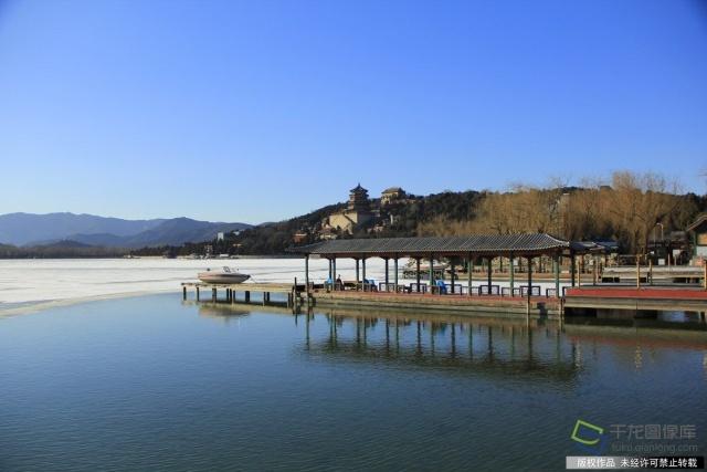 2月15日,北京,蓝天倒映中的颐和园,仿若世外桃源一般。侯金辉摄 千龙网发