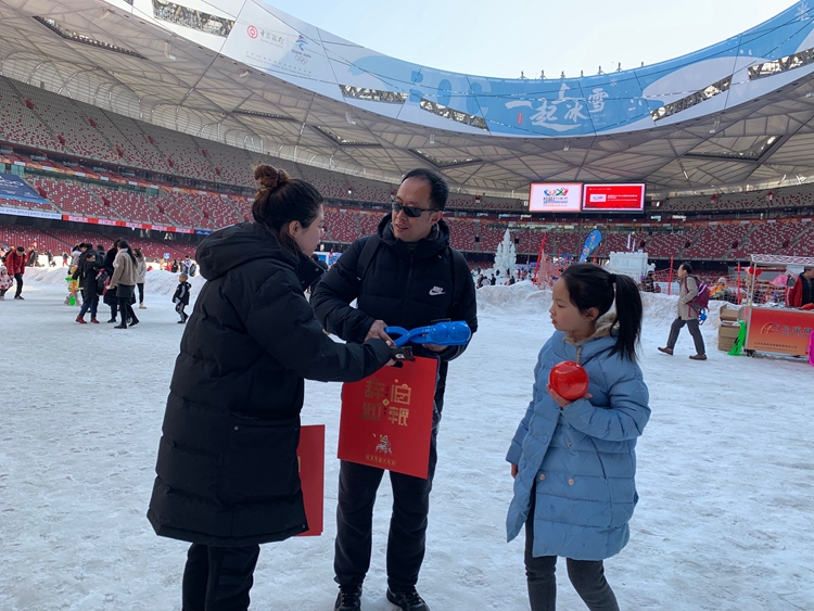 中行员工在活动现场解答客户金融咨询_副本