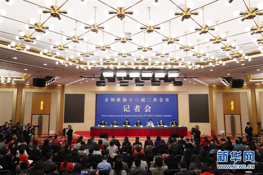　　3月5日，全国政协十三届二次会议新闻中心举行记者会，邀请全国政协委员李伟、秦博勇、陈雨露、王培安、刘炳江谈打赢防范化解重大风险、精准脱贫、污染防治三大攻坚战。新华社记者 沈伯韩 摄