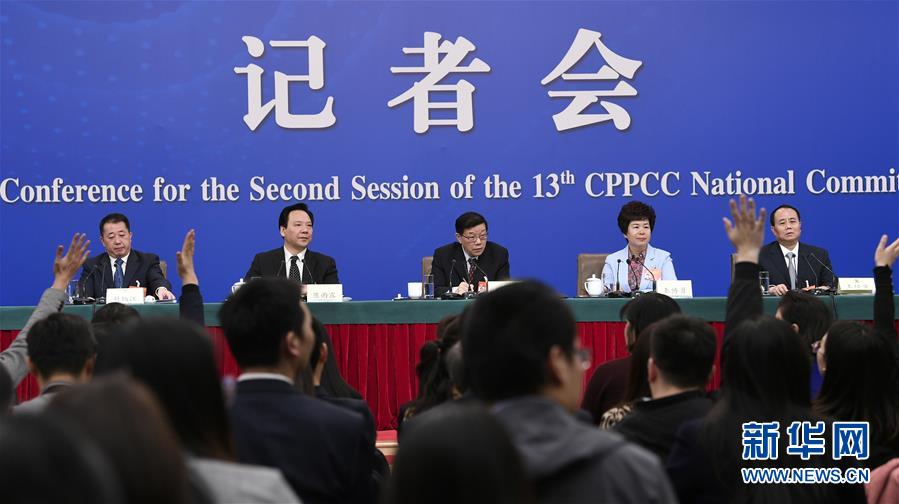 　　3月5日，全国政协十三届二次会议新闻中心举行记者会，邀请全国政协委员李伟、秦博勇、陈雨露、王培安、刘炳江谈打赢防范化解重大风险、精准脱贫、污染防治三大攻坚战。新华社记者 王鹏 摄