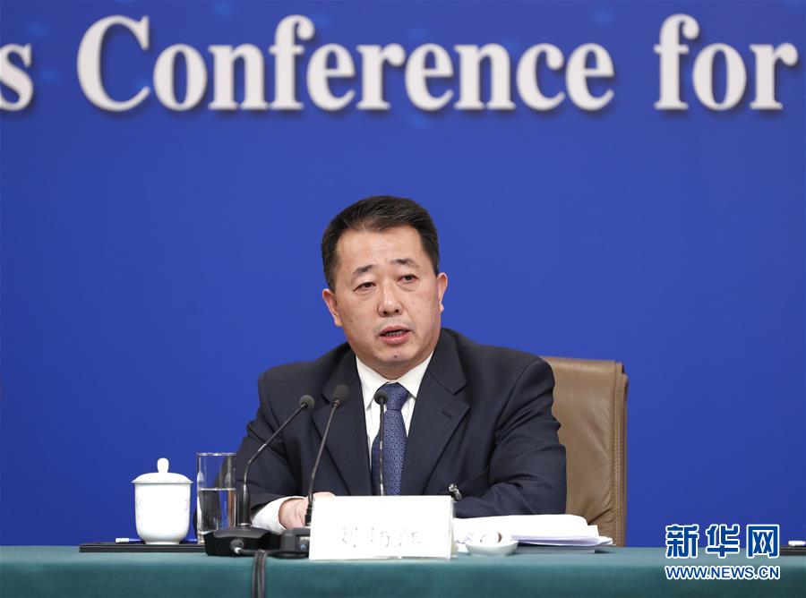 　　3月5日，全国政协十三届二次会议新闻中心举行记者会，邀请全国政协委员李伟、秦博勇、陈雨露、王培安、刘炳江谈打赢防范化解重大风险、精准脱贫、污染防治三大攻坚战。这是刘炳江在记者会上。新华社记者 沈伯韩 摄