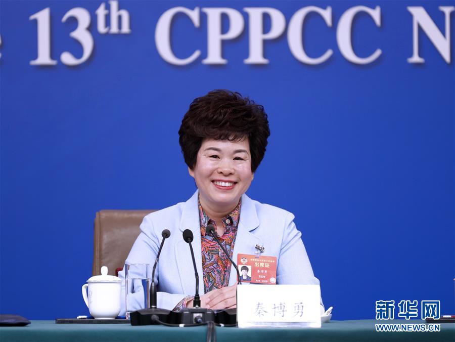 　　3月5日，全国政协十三届二次会议新闻中心举行记者会，邀请全国政协委员李伟、秦博勇、陈雨露、王培安、刘炳江谈打赢防范化解重大风险、精准脱贫、污染防治三大攻坚战。这是秦博勇在记者会上。新华社记者 沈伯韩 摄