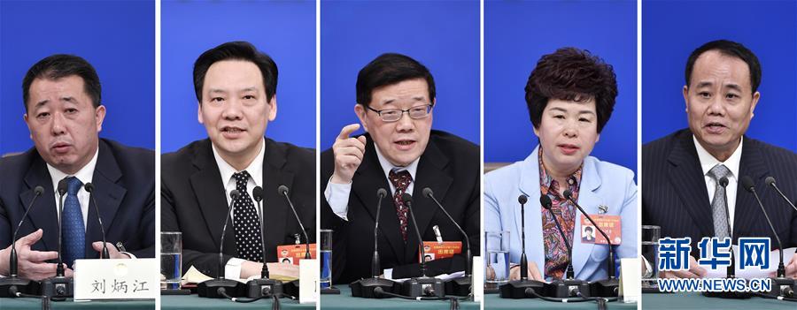 　　3月5日，全国政协十三届二次会议新闻中心举行记者会，邀请全国政协委员李伟（中）、秦博勇（右二）、陈雨露（左二）、王培安（右一）、刘炳江（左一）谈打赢防范化解重大风险、精准脱贫、污染防治三大攻坚战（拼版照片）。新华社记者 王鹏 摄