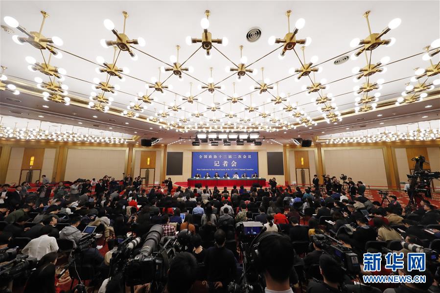 　　3月5日，全国政协十三届二次会议新闻中心举行记者会，邀请全国政协委员李伟、秦博勇、陈雨露、王培安、刘炳江谈打赢防范化解重大风险、精准脱贫、污染防治三大攻坚战。新华社记者 沈伯韩 摄