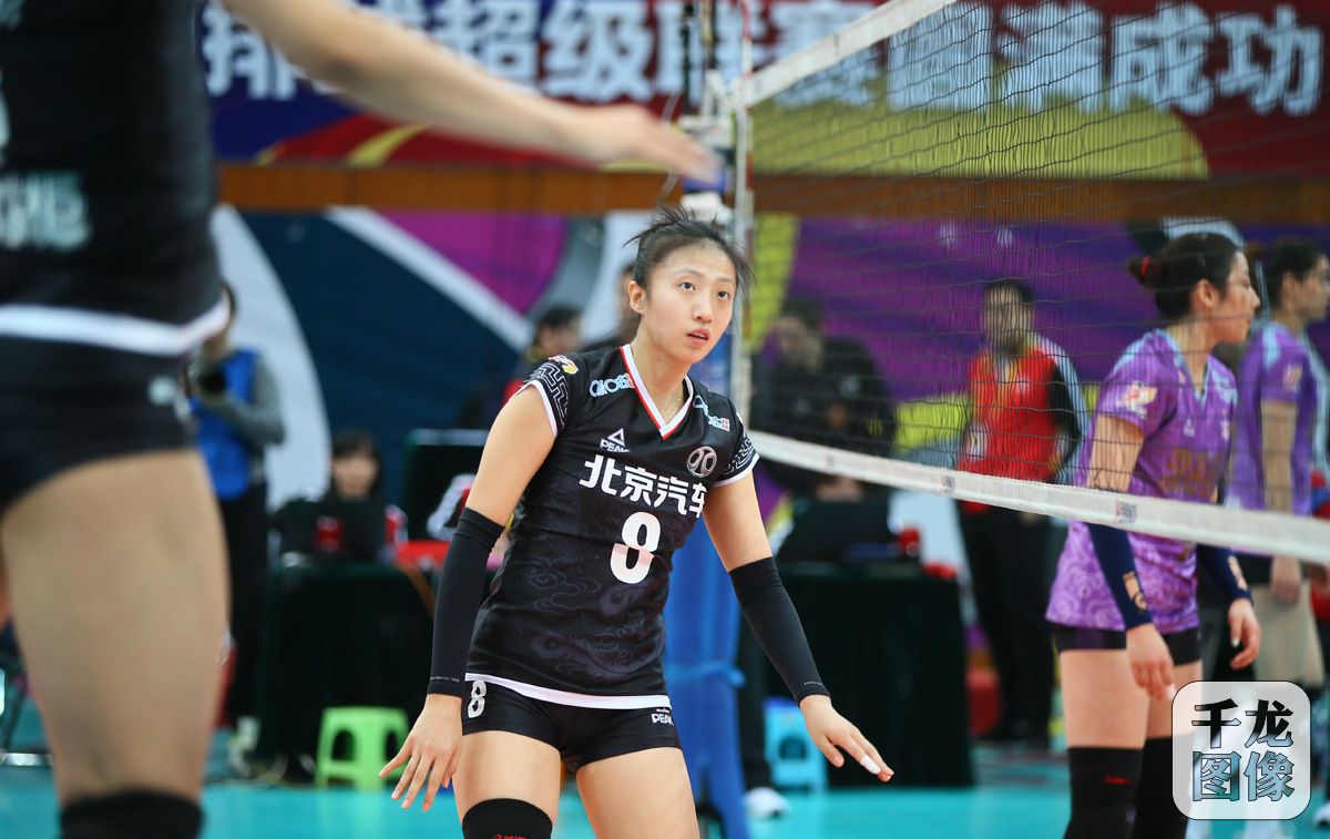 2019赛季中国女排超级联赛总决赛第二场3月5日在光彩体育馆上演，这也是该馆历史上第一次迎来全国女排超级联赛总决赛，主场作战的北汽女排最终以3比1战胜天津队，从而在五场三胜制的比赛中以总比分2比0领先，拿到“冠军点”，3月9日双方第三场比拼仍将在光彩体育馆举行。图为本场比赛精彩瞬间。千龙网记者 戚连民摄