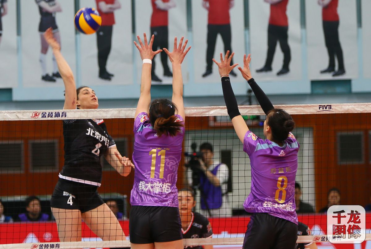 2019赛季中国女排超级联赛总决赛第二场3月5日在光彩体育馆上演，这也是该馆历史上第一次迎来全国女排超级联赛总决赛，主场作战的北汽女排最终以3比1战胜天津队，从而在五场三胜制的比赛中以总比分2比0领先，拿到“冠军点”，3月9日双方第三场比拼仍将在光彩体育馆举行。图为本场比赛精彩瞬间。千龙网记者 戚连民摄