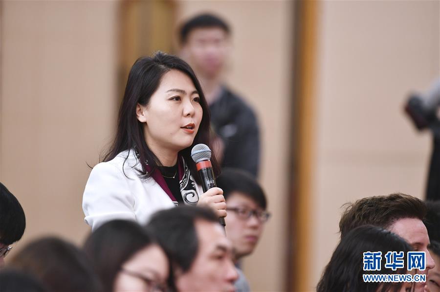 3月7日，十三届全国人大二次会议新闻中心举行记者会，邀请国务院扶贫办主任刘永富就“攻坚克难——坚决打赢脱贫攻坚战”相关问题回答中外记者提问。这是记者在提问。 新华社记者 李然 摄