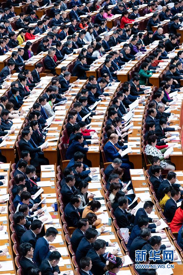3月12日，十三届全国人大二次会议在北京人民大会堂举行第三次全体会议。 新华社记者 刘彬 摄 (2)