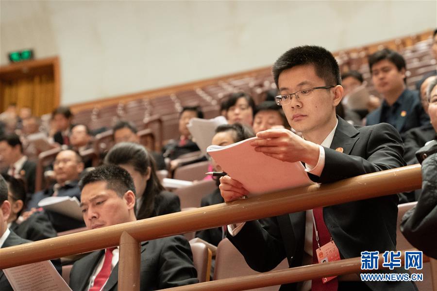 3月12日，十三届全国人大二次会议在北京人民大会堂举行第三次全体会议。这是最高人民法院工作人员旁听大会。 新华社记者 毕晓洋 摄
