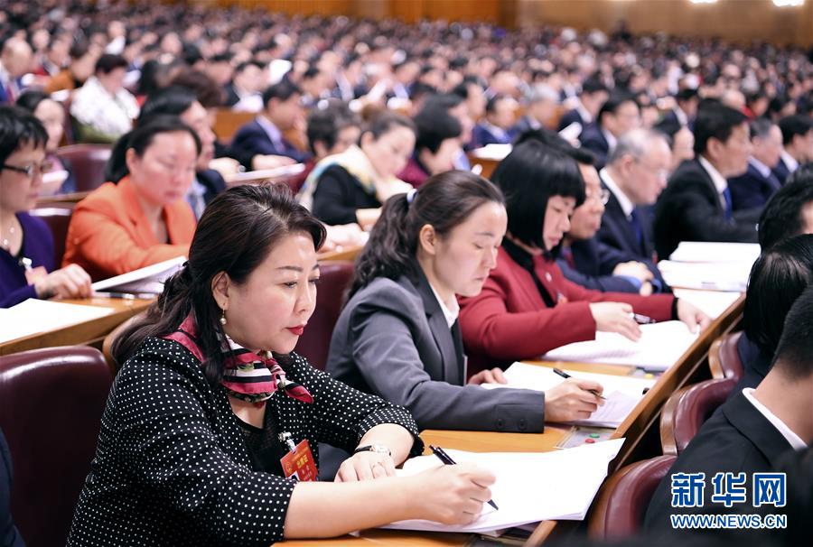 3月12日，十三届全国人大二次会议在北京人民大会堂举行第三次全体会议。这是代表在认真听会。 新华社记者 燕雁 摄