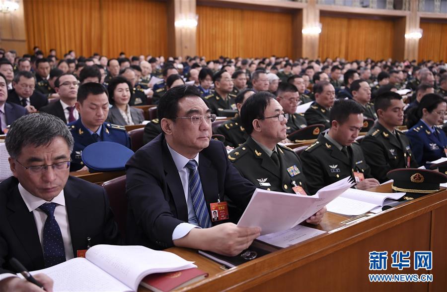 3月12日，十三届全国人大二次会议在北京人民大会堂举行第三次全体会议。这是代表在认真听会。 新华社记者 燕雁 摄 (2)