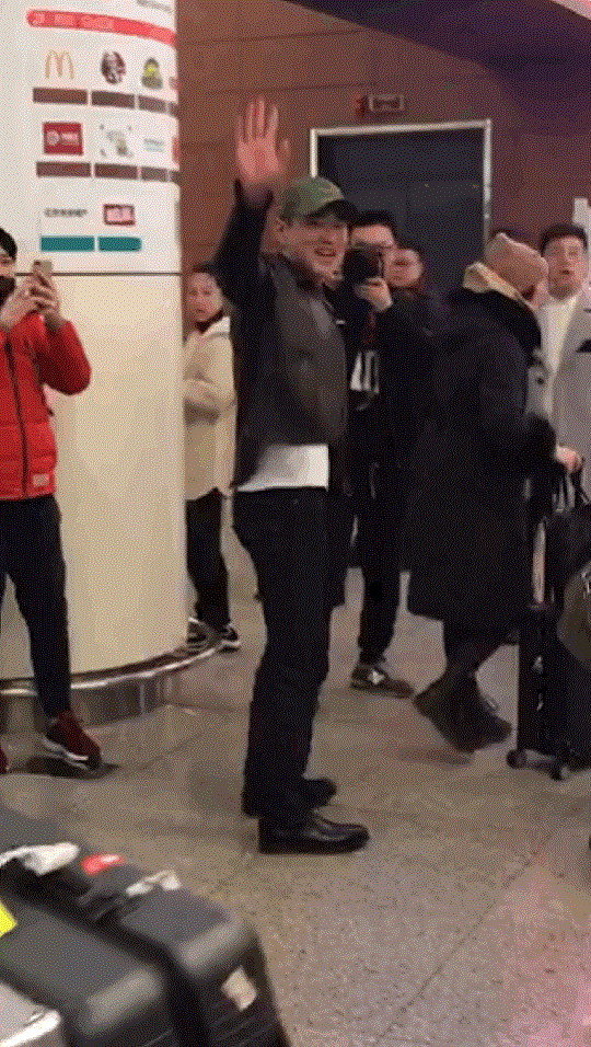 10“霖式比心”回应热情粉丝