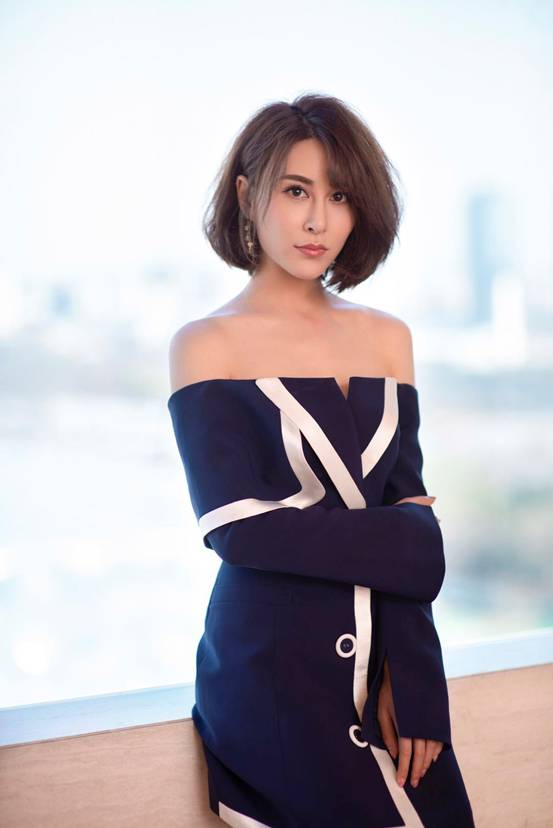 邵星颖参加YE'S by YESIR品牌发布会,短发露肩