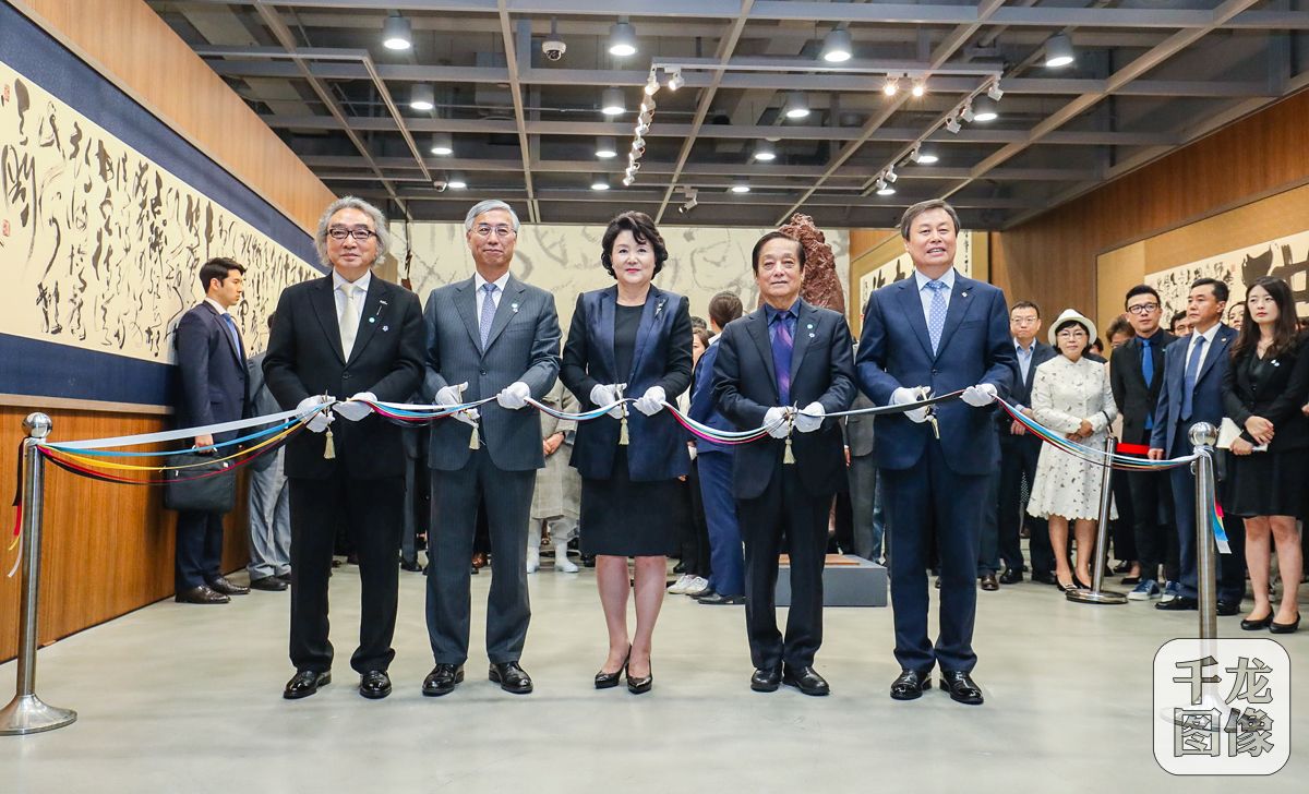 2018年6月5日，韩国总统夫人金正淑、韩国文化体育观光部部长都钟焕、中国驻韩国大使邱国洪、艺术家韩美林等共同为展览开幕剪彩