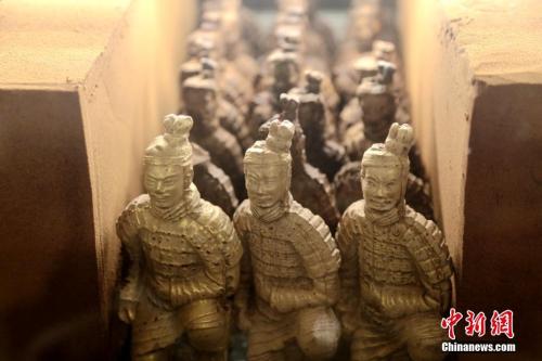 资料图：2019年2月20日，陕西西安一家酒店大堂展销柜内摆放着的“兵马俑巧克力”。这种兵马俑造型的巧克力每个高约15公分，售价68元人民币。<a target='_blank' href='http://www.chinanews.com/'>中新社</a>记者 张远 摄