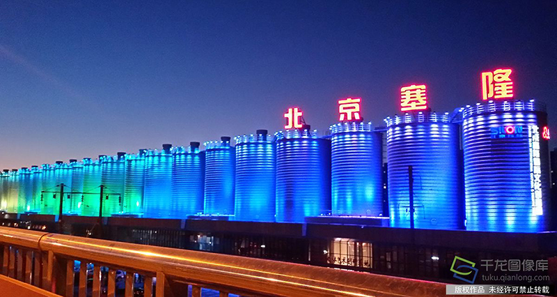 北京塞隆国际文化创意园46座筒仓点亮广渠路 千龙网记者 王焕摄