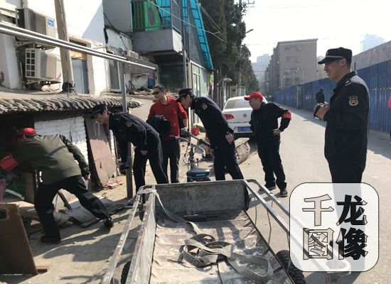 和平街街道帮助居民清理煤棚