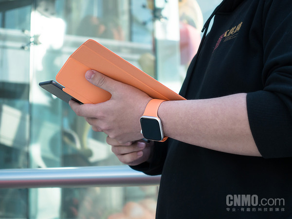 木瓜色的Apple Watch表带以及iPad mini保护盖 木瓜色的Apple Watch表带以及iPad mini保护盖