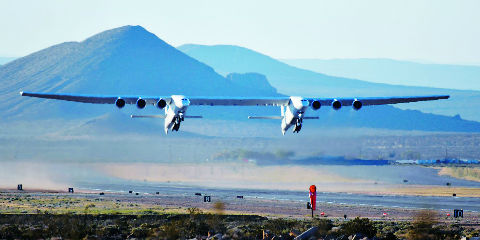 世界最大飞机顺利完成首次试飞