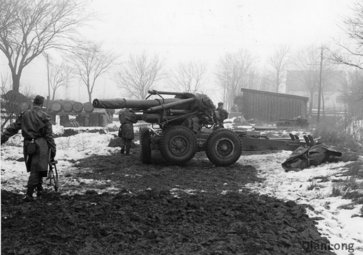 训练中的瑞典炮兵团 推土机改做铲雪机(3)
