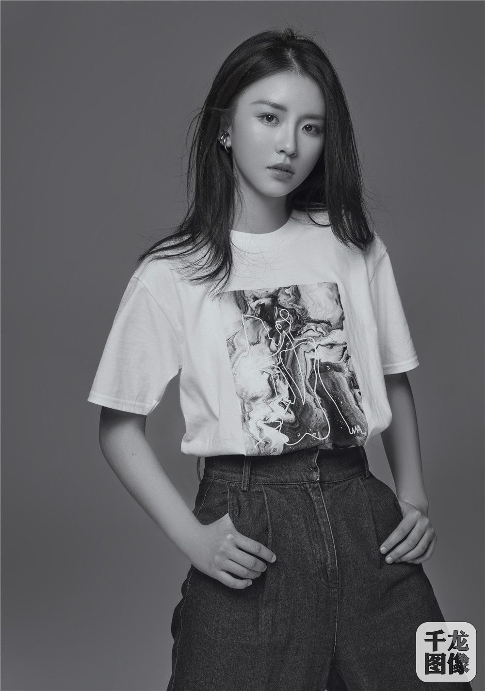 林辰涵质感大片 黑白纯粹展现静谧之美