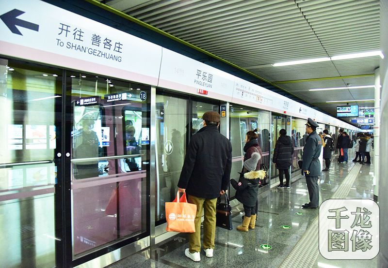 峰会期间本市相关道路实行临时交通管制,为保障市民正常出行,北京公交、地铁将增加运力,地铁延长运营时间,出租车出车率保证在80%以上。图为北京地铁。千龙网发